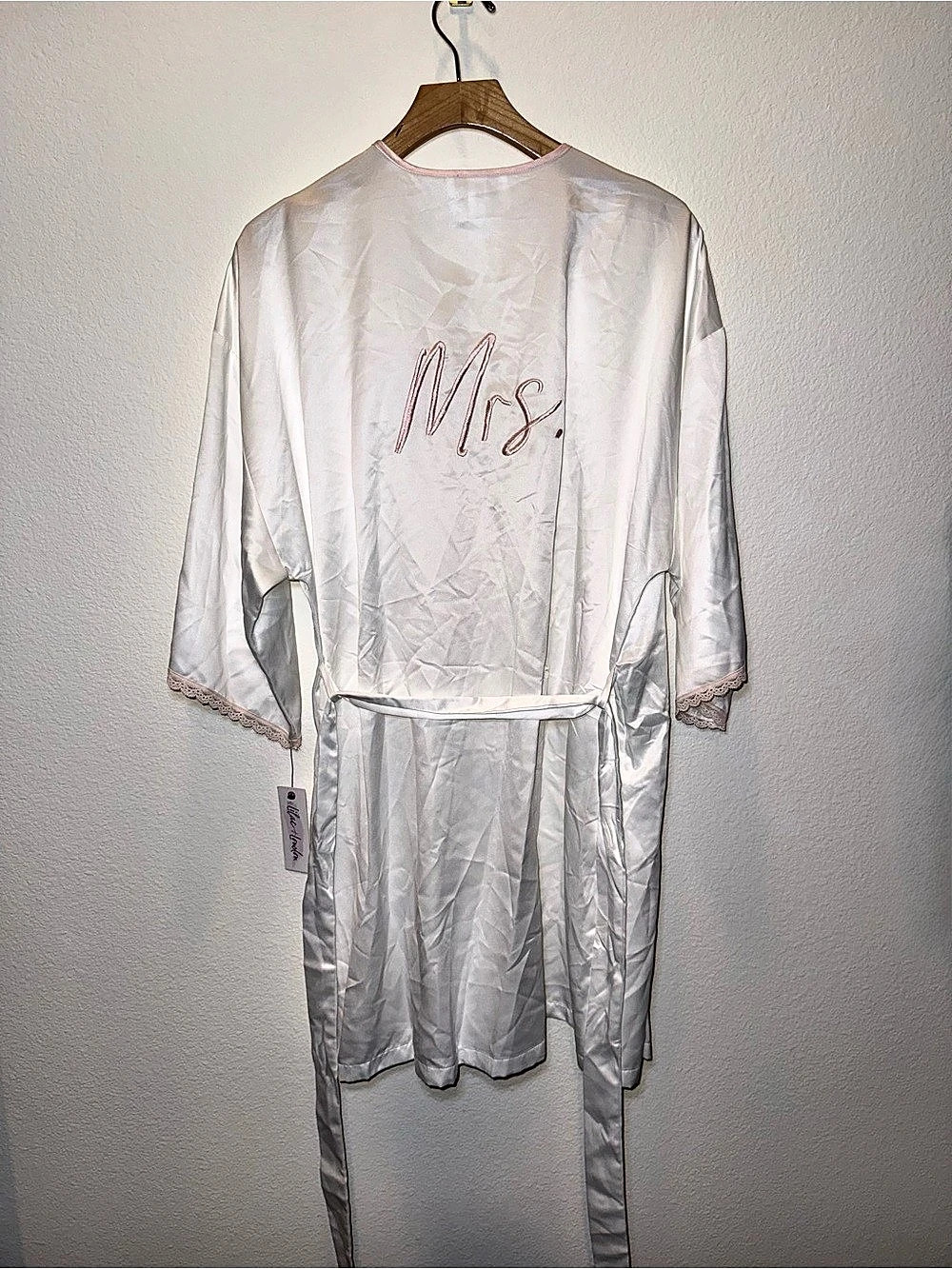 Lilac & London White Satin “Mrs.” Bridal Robe Size M NWT